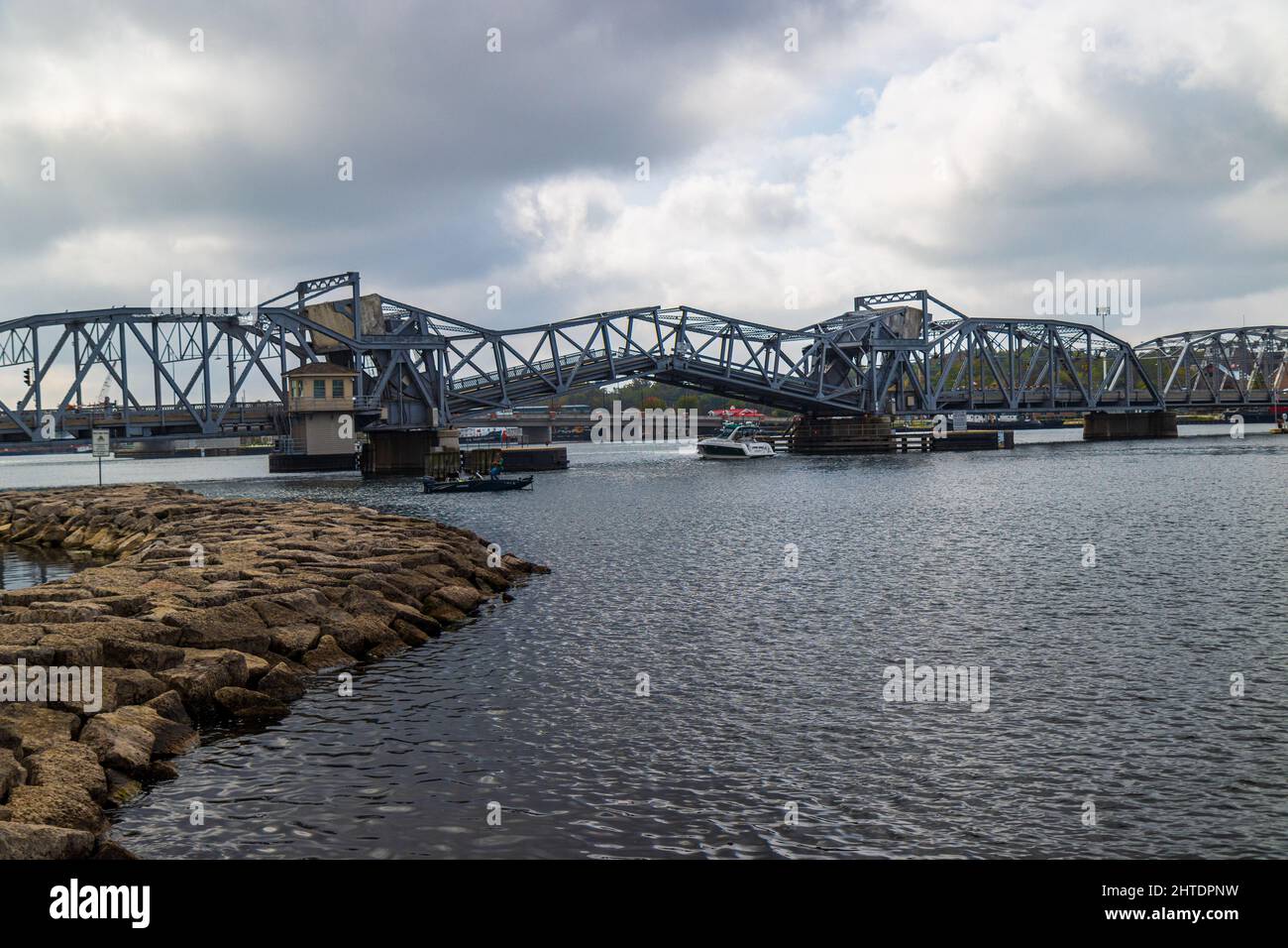 Lo Sturgeon Bay Bridge a Door County, Wisconsin, Stati Uniti in una giornata nuvolosa Foto Stock