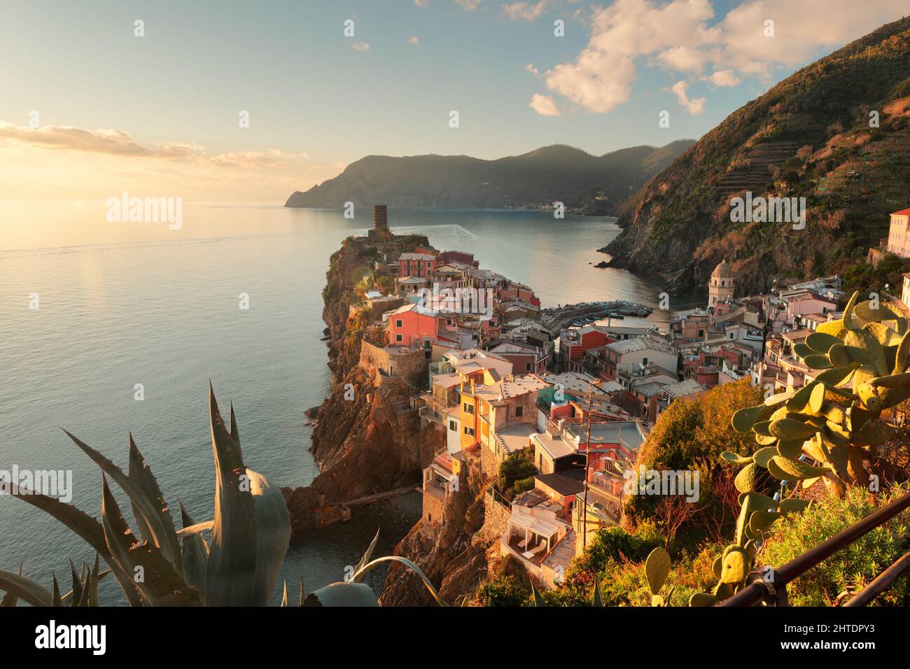 Vernazza, la Spezia, Liguria, Italia nella regione delle cinque Terre al tramonto. Foto Stock