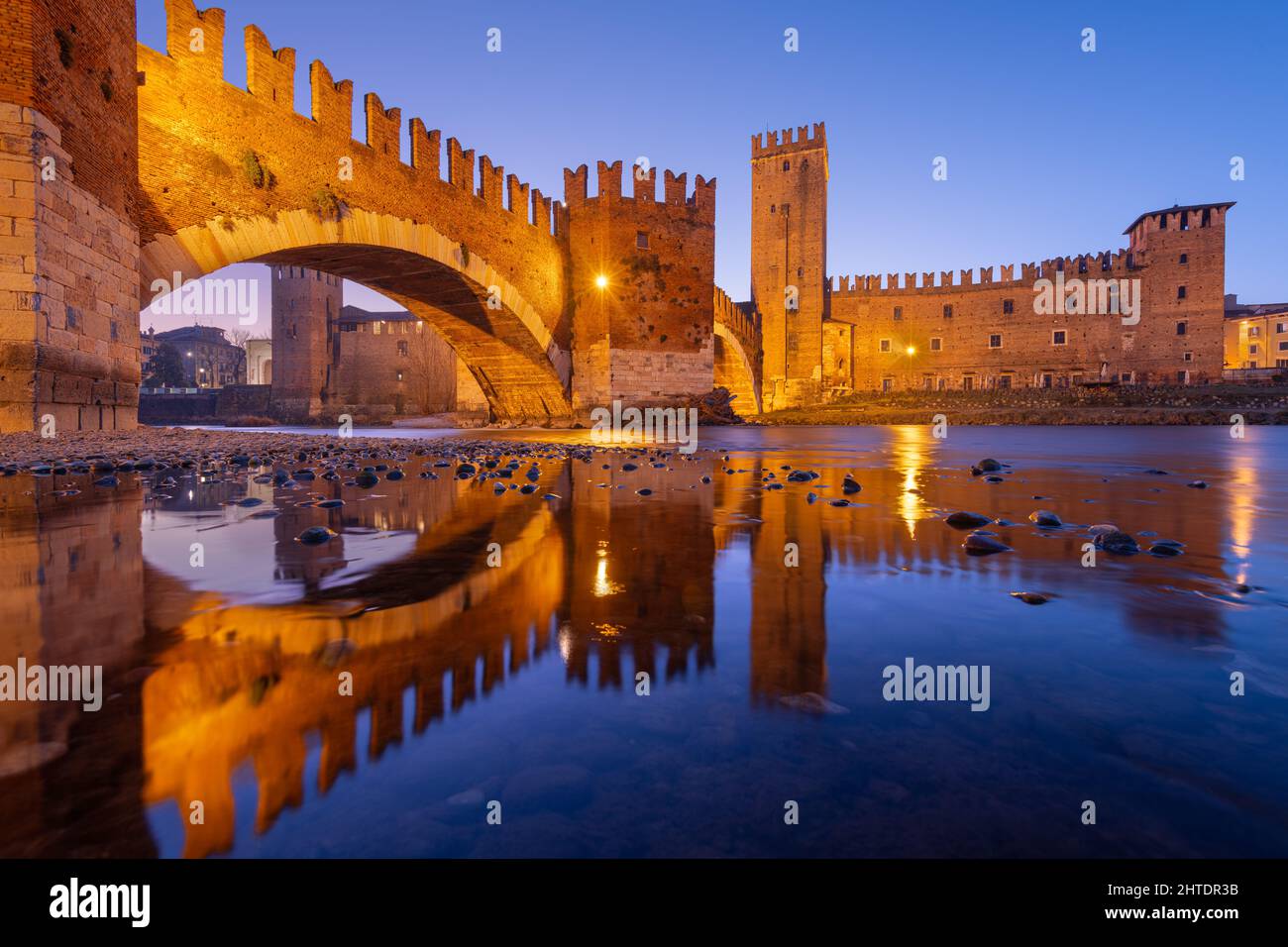 Ponte di Castelvecchio sull'Adige a Verona al crepuscolo. Foto Stock