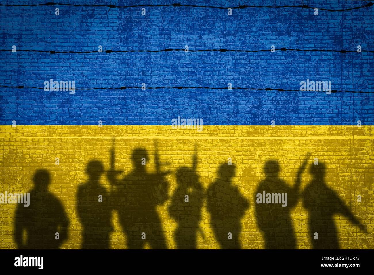 Immagine concettuale della guerra tra Russia e Ucraina con ombra di soldato contro il muro con sfondo di bandiera nazionale Foto Stock