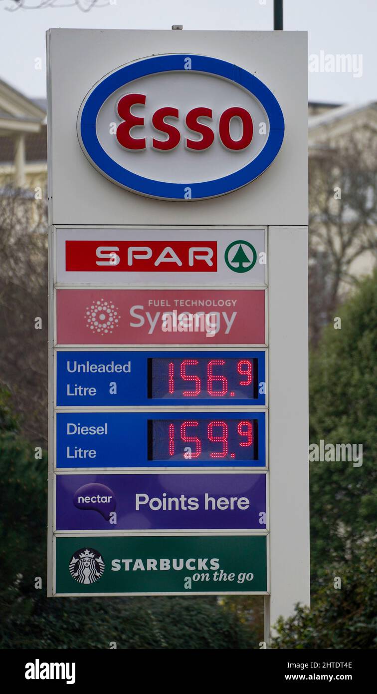 Prezzi del carburante visualizzati presso un distributore di benzina esso a Bournemouth, Dorset. I prezzi medi della benzina nel Regno Unito hanno superato per la prima volta i £1,51. Il costo tipico di un litro di benzina alle previsioni del Regno Unito era di 150,65p il sabato e di 151,25p la domenica, secondo le cifre della società di dati Experian catalist. Data foto: Lunedì 28 febbraio 2022. Foto Stock