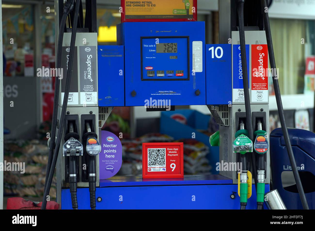 Prezzi del carburante visualizzati su una pompa presso un distributore di benzina esso a Bournemouth, Dorset. I prezzi medi della benzina nel Regno Unito hanno superato per la prima volta i £1,51. Il costo tipico di un litro di benzina alle previsioni del Regno Unito era di 150,65p il sabato e di 151,25p la domenica, secondo le cifre della società di dati Experian catalist. Data foto: Lunedì 28 febbraio 2022. Foto Stock