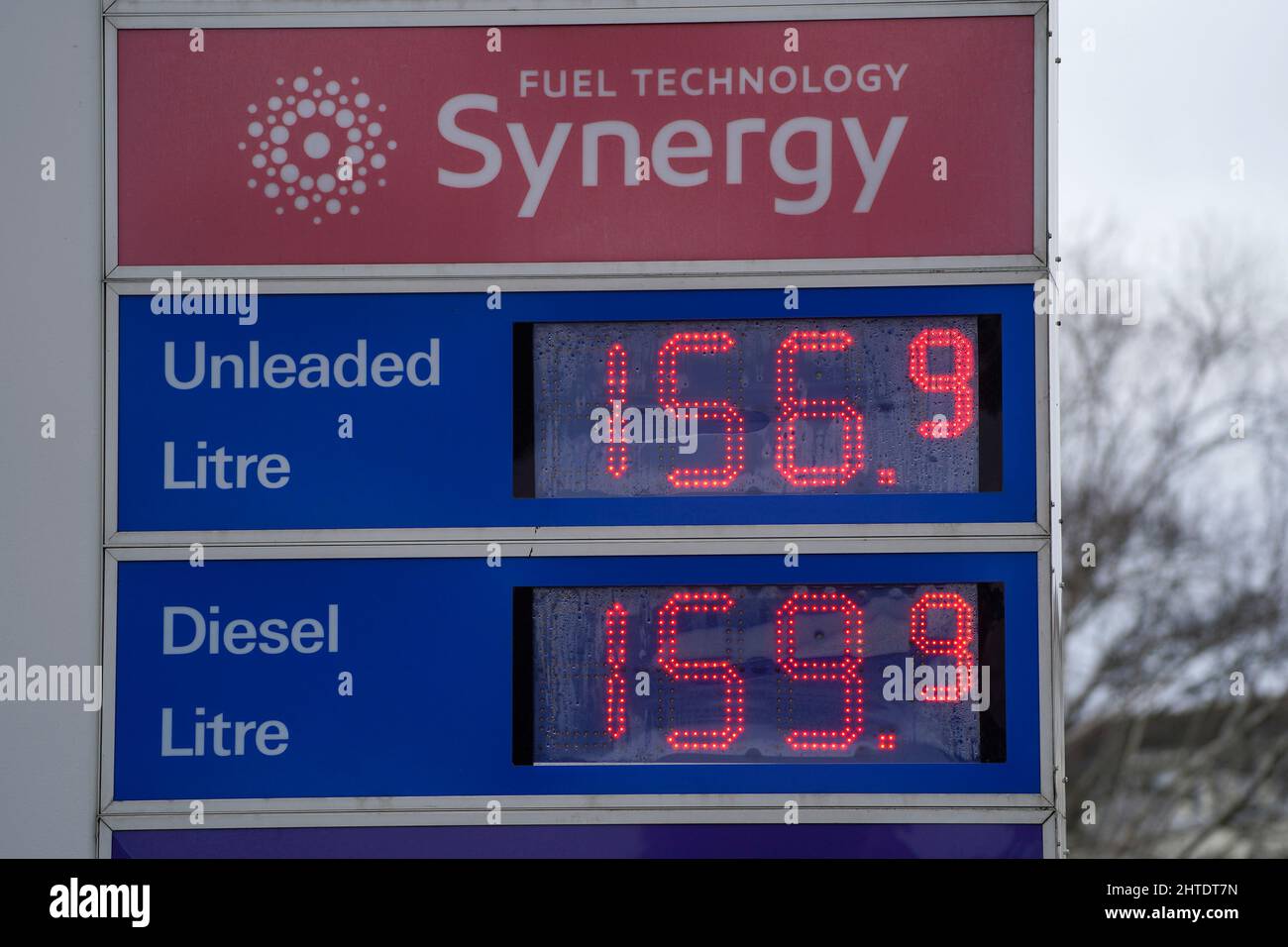 Prezzi del carburante visualizzati presso un distributore di benzina esso a Bournemouth, Dorset. I prezzi medi della benzina nel Regno Unito hanno superato per la prima volta i £1,51. Il costo tipico di un litro di benzina alle previsioni del Regno Unito era di 150,65p il sabato e di 151,25p la domenica, secondo le cifre della società di dati Experian catalist. Data foto: Lunedì 28 febbraio 2022. Foto Stock