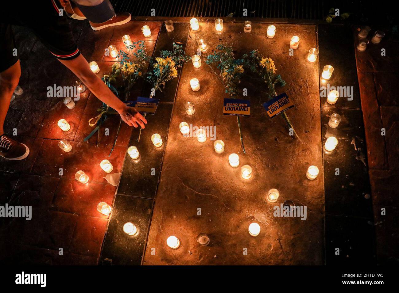 Manila, Filippine. 28th Feb 2022. Un attivista filippino accende le candele durante un raduno in reazione all'invasione dell'Ucraina da parte della Russia al Boy Scouts Circle a Quezon City, Filippine. Il 24 febbraio il presidente russo Vladimir Putin ha scatenato una campagna militare su larga scala contro l’Ucraina con truppe che hanno devastato il paese da diverse direzioni, accompagnate da attacchi aerei che hanno causato pesanti vittime nella regione e che hanno spinto i leader mondiali a condannare ampiamente le sanzioni economiche. Credit: ZUMA Press, Inc./Alamy Live News Foto Stock