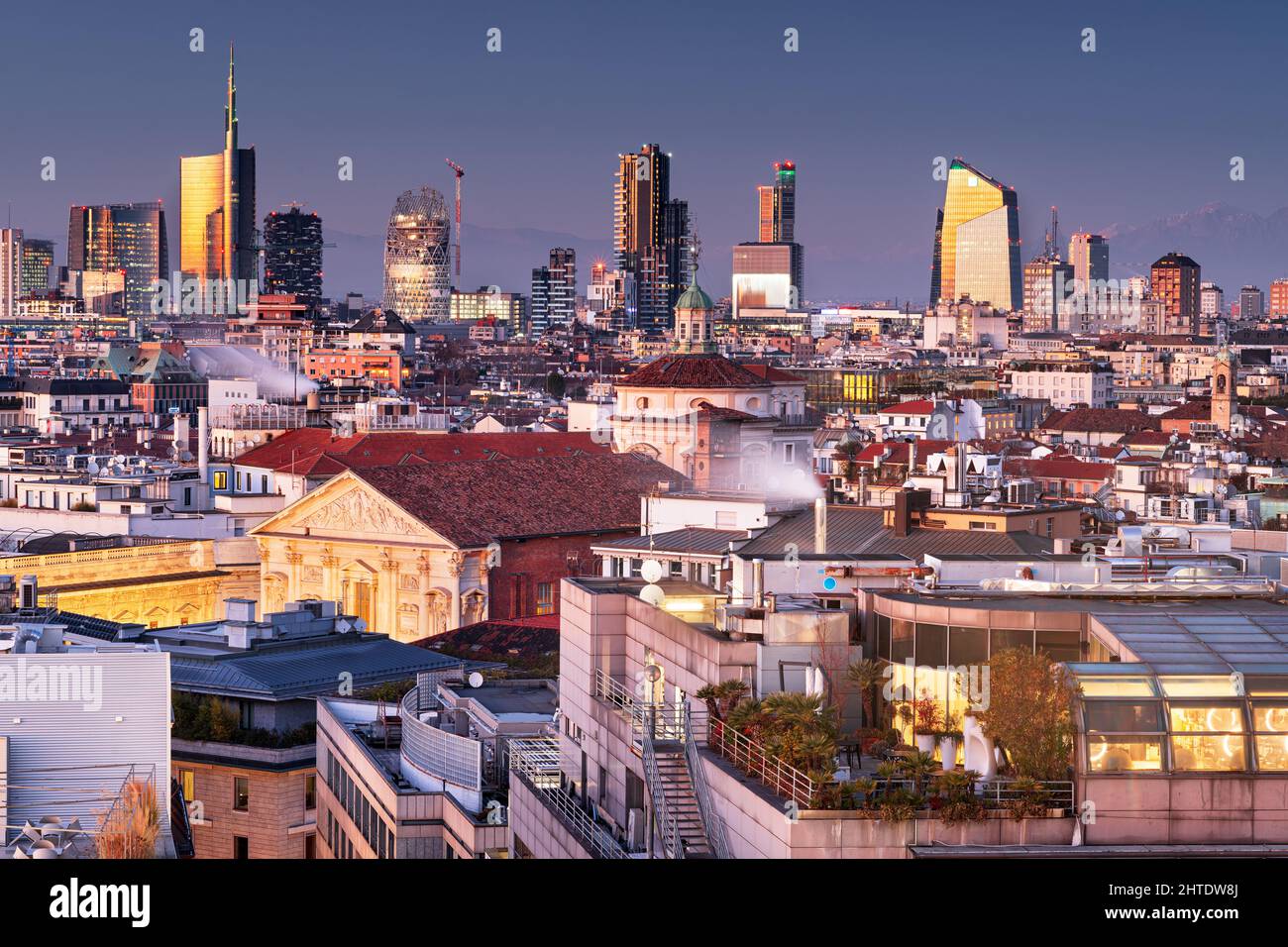 Milano, città d'Italia skyline con nuova e vecchia architettura al crepuscolo. Foto Stock