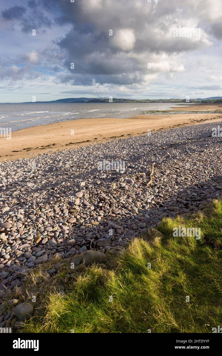 Dunster Beach e Blue Anchor Bay nel canale di Bristol con le Quantock Hills oltre in inverno, Somerset, Inghilterra. Foto Stock