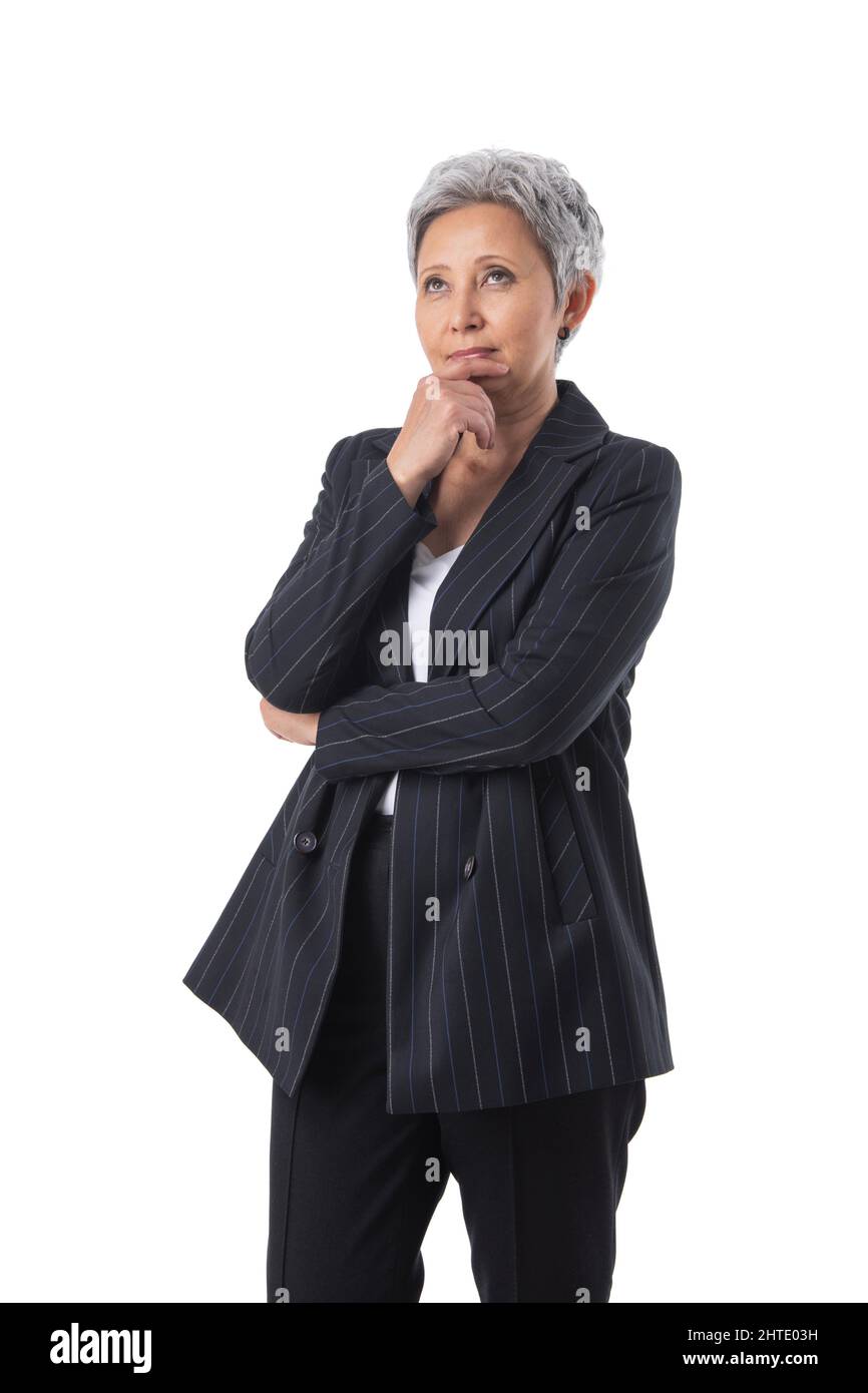 Donna d'affari asiatica pensierosa. Donna d'affari sicura che tiene la mano sul mento e guarda in piedi isolato su sfondo bianco Foto Stock