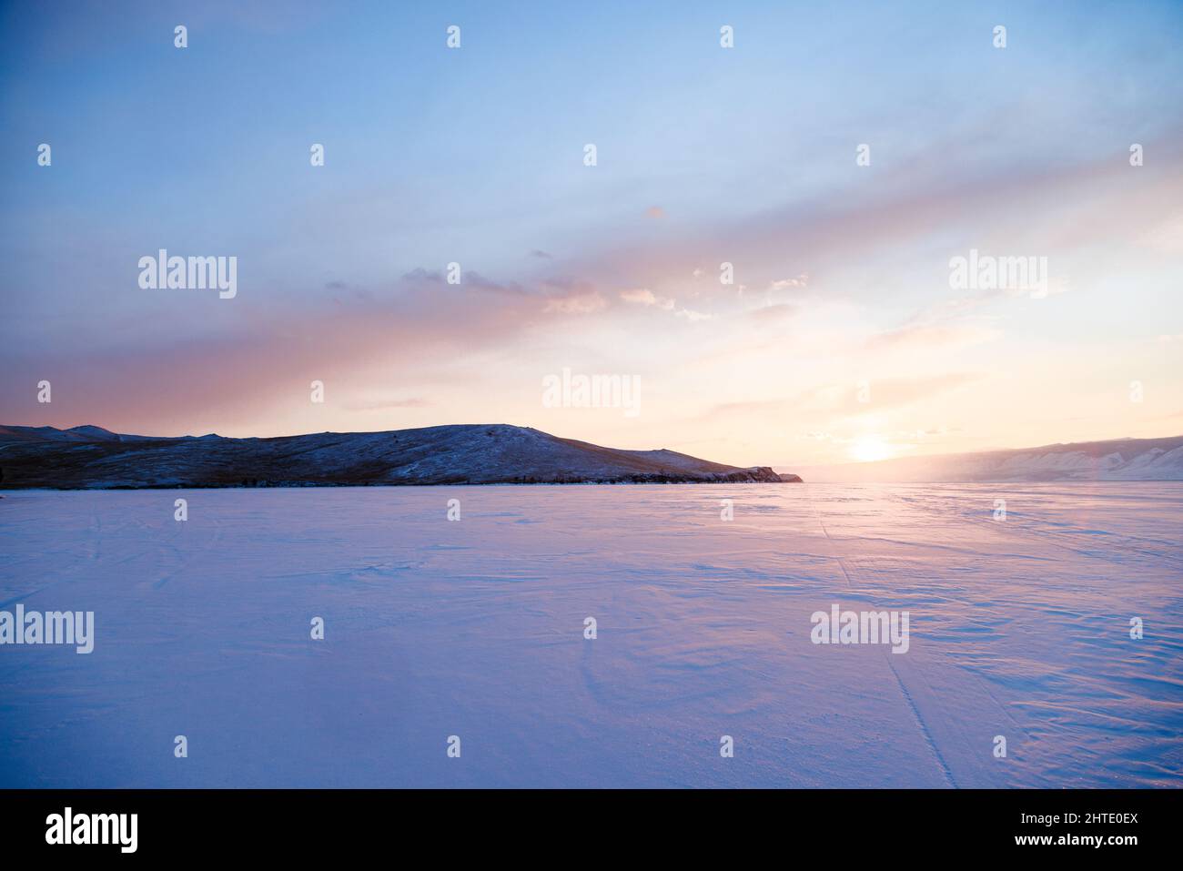 Paesaggio invernale. Tramonto sul lago ghiacciato Baikal Foto Stock