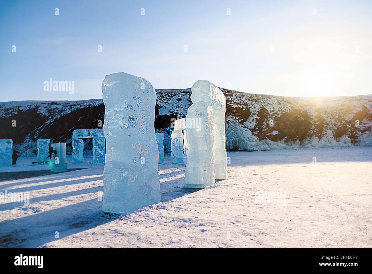 Blocchi di ghiaccio nei raggi del sole sulla riva del lago ghiacciato Baikal in inverno Foto Stock