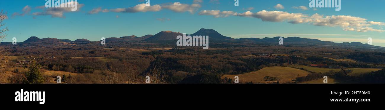 Vista panoramica del Puy-de-Dome e del Puy-de-come, massiccio dei vulcani di Auvergne Foto Stock