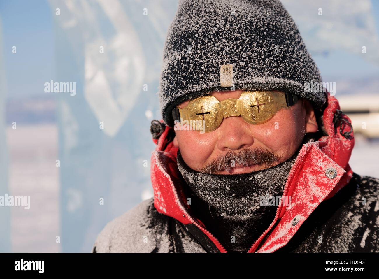 Ritratto di un uomo in occhiali da sole, Baikal 20 febbraio 2022 Foto Stock