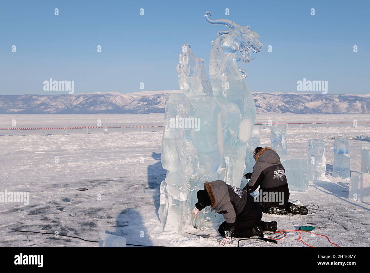 La gente fa sculture di ghiaccio su Baikal, febbraio 20,2022 Foto Stock