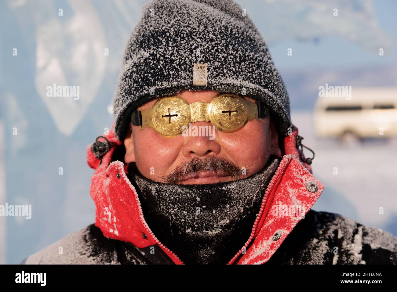 Ritratto di un uomo in occhiali da sole, Baikal 20 febbraio 2022 Foto Stock