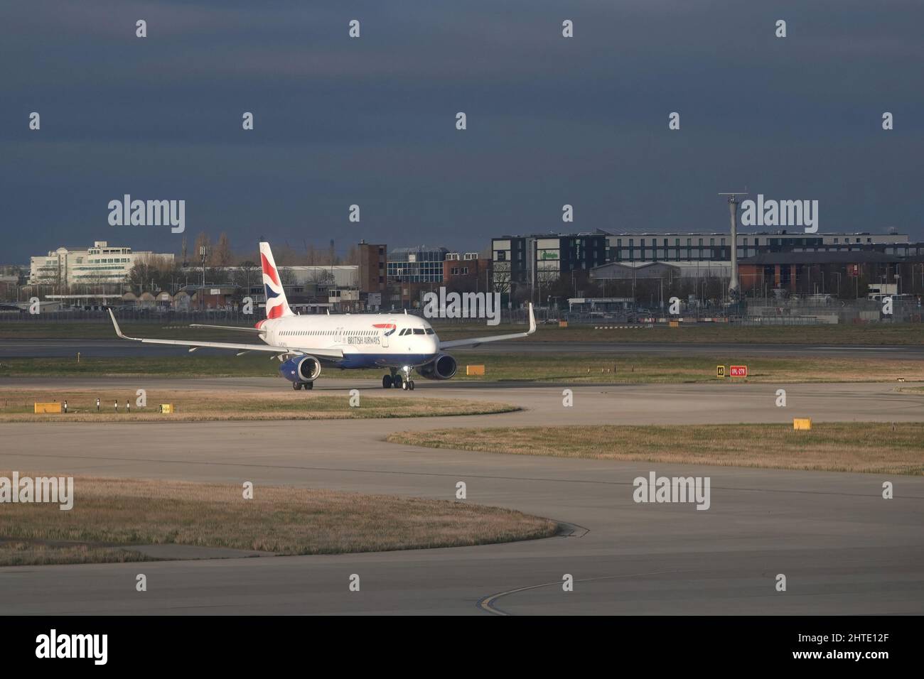 Un aereo della British Airways sulla strada di taxi all'aeroporto di Londra Heathrow. Foto Stock