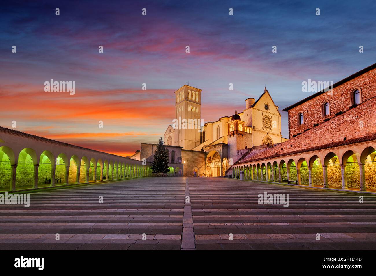 Assisi, Italia con la Basilica di San Francesco d'Assisi al crepuscolo. Foto Stock