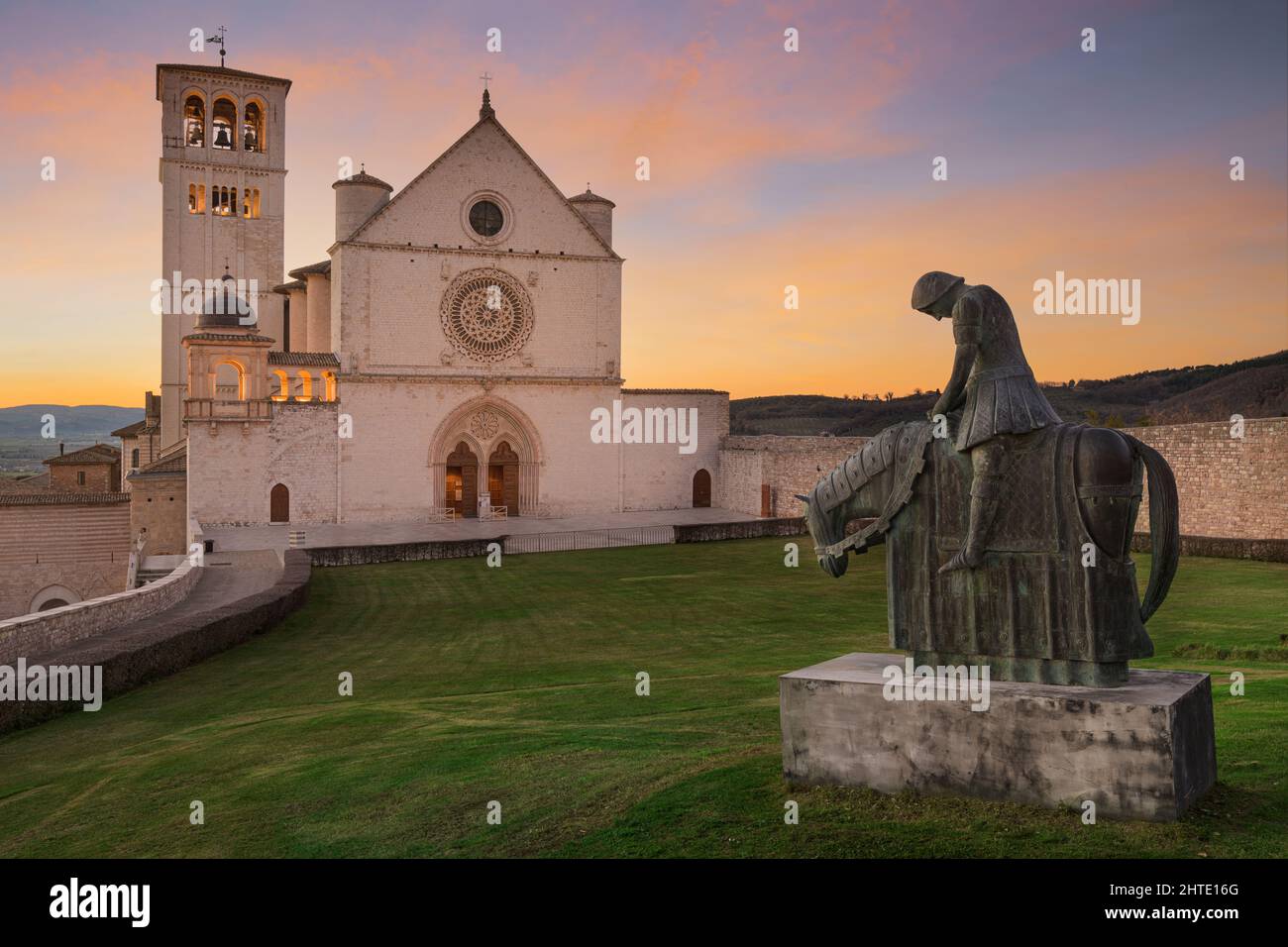Assisi, Italia con la Basilica di San Francesco d'Assisi al crepuscolo. Foto Stock