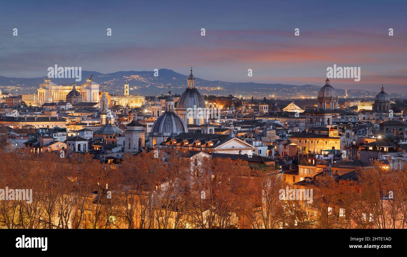 Roma, Italia skyline storico al tramonto con fogliame autunnale. Foto Stock