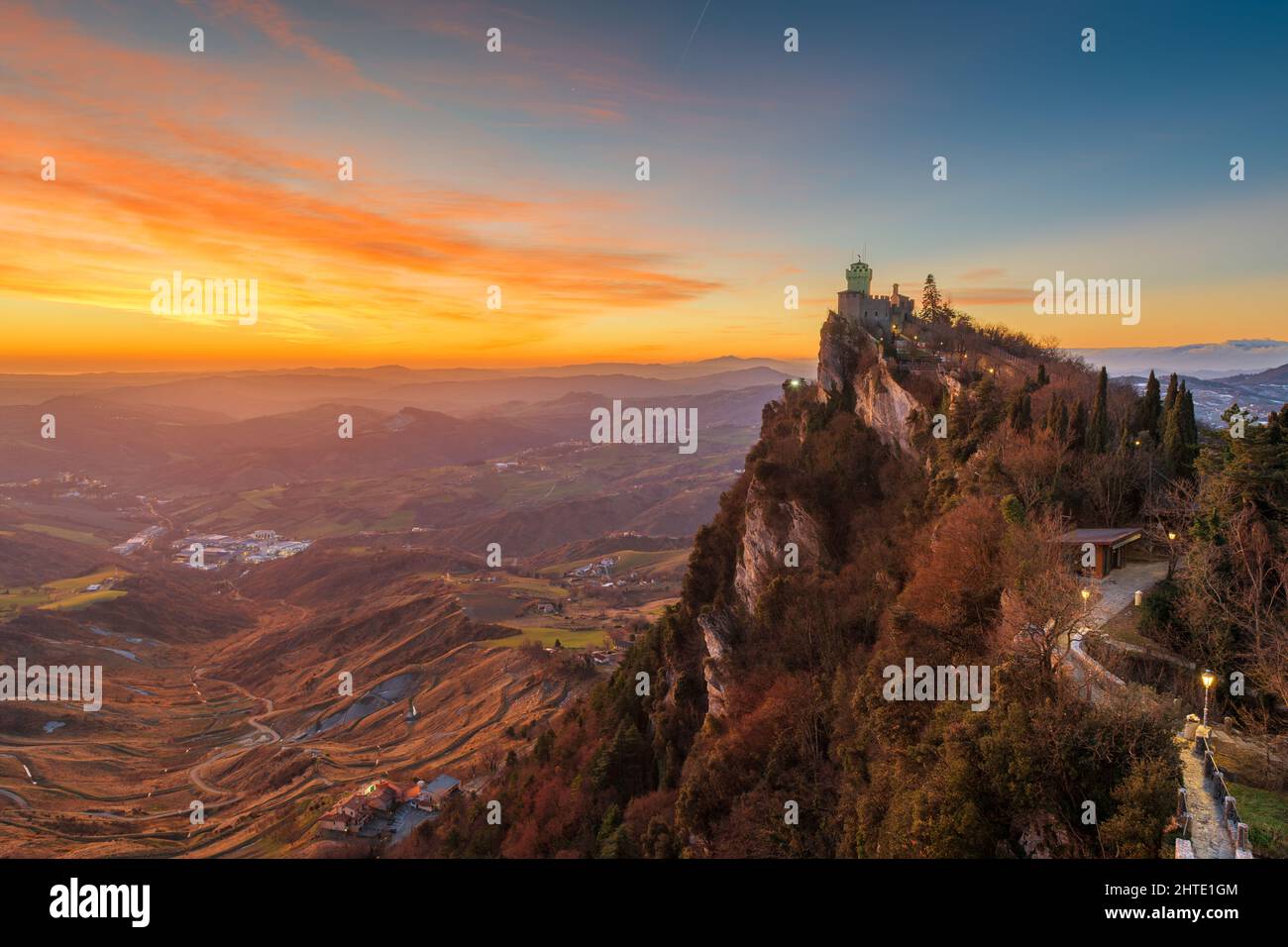 La Repubblica di San Marino con la seconda torre all'alba. Foto Stock