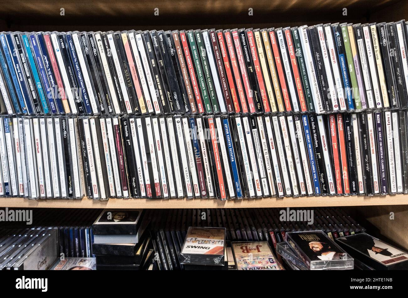 CD, CD musicali, album su scaffale in un negozio di beneficenza Foto Stock
