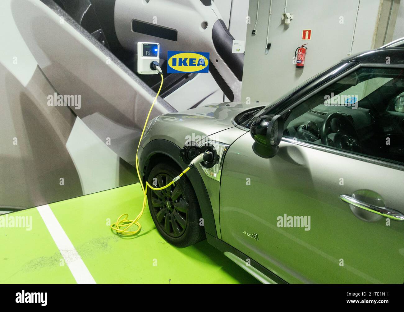 Punto di ricarica per auto elettriche nel parcheggio del negozio Ikea. Foto Stock