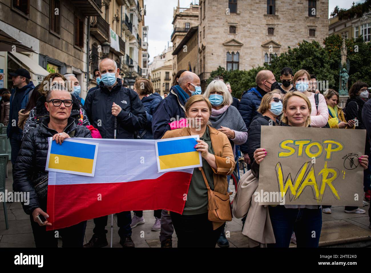 Gruppo di manifestanti polacchi con bandiere ucraine e messaggi di Stop War in una dimostrazione contro la guerra Foto Stock