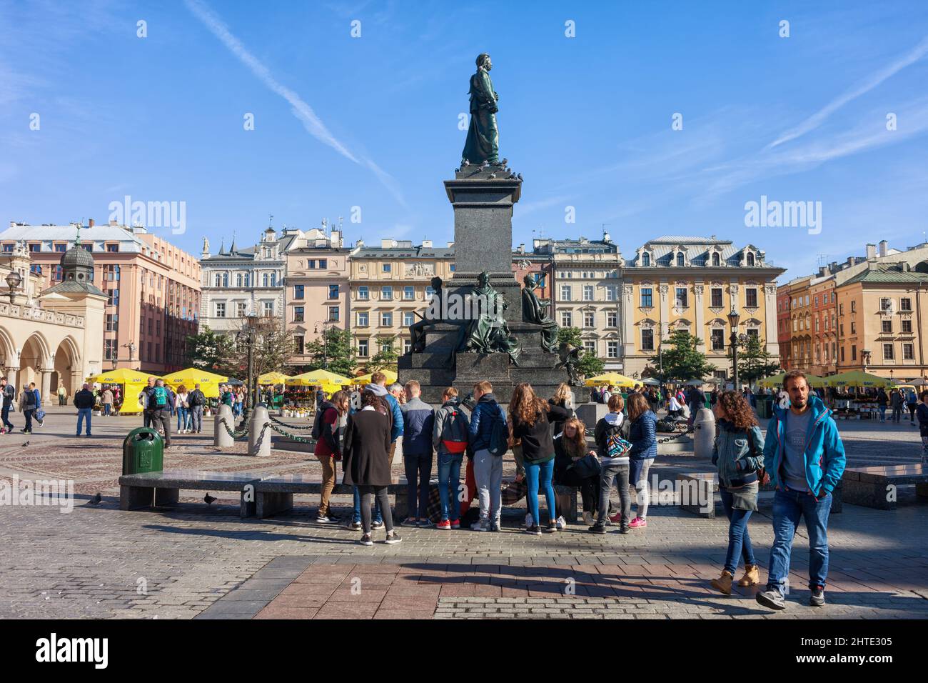 Cracovia (Cracow), Polonia - 30 settembre 2018: Gruppo di persone, bambini di classe scolastica di fronte al monumento Adam Mickiewicz sulla piazza principale del mercato Foto Stock