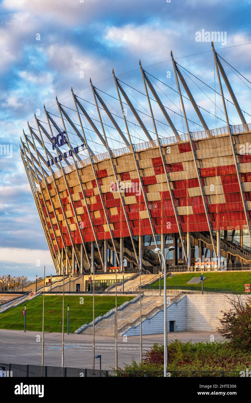 Varsavia, Polonia - 16 ottobre 2021: Stadio nazionale (polacco: Stadion Narodowy, PGE Narodowy), stadio di calcio nella capitale al tramonto. Foto Stock