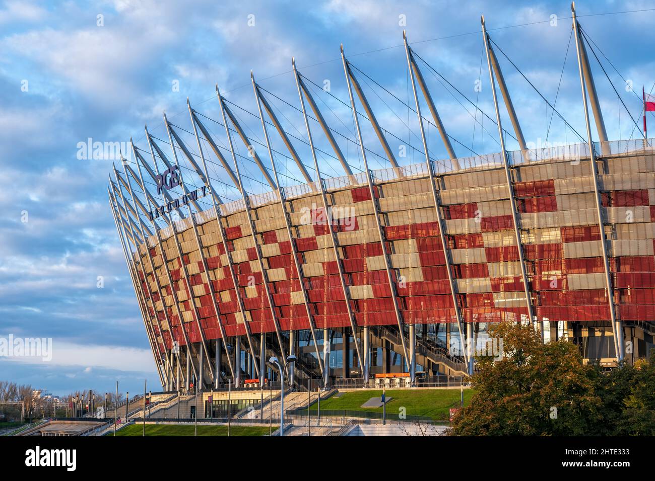 Varsavia, Polonia - 16 ottobre 2021: Stadio nazionale (polacco: Stadion Narodowy, PGE Narodowy), stadio di calcio nella capitale al tramonto. Foto Stock