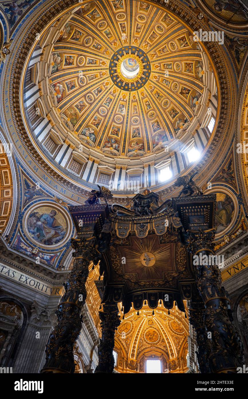 Vaticano, Roma, Italia - 28 agosto 2020: Basilica Papale di San Pietro interno con baldacchino Bernini e la cupola, punto di riferimento della città. Foto Stock