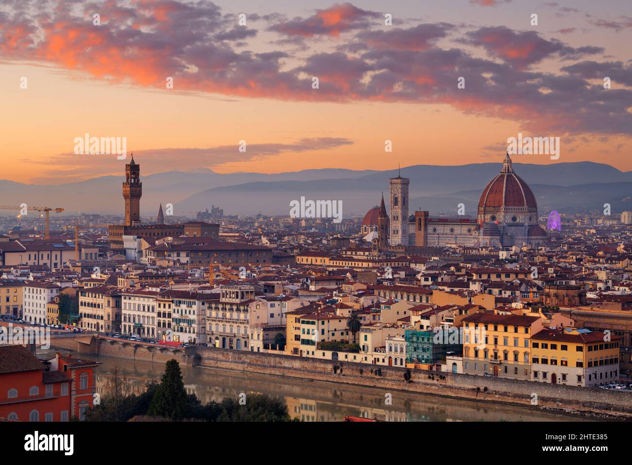 Firenze, Italia skyline con edifici simbolo al tramonto sul fiume Arno. Foto Stock