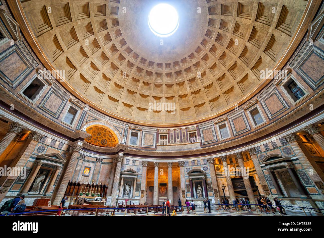 Roma, Italia - 31 agosto 2020: L'interno del Pantheon con cupola e oculus, antico tempio romano dal 113 al 125 d.C., simbolo della città di fama mondiale. Foto Stock