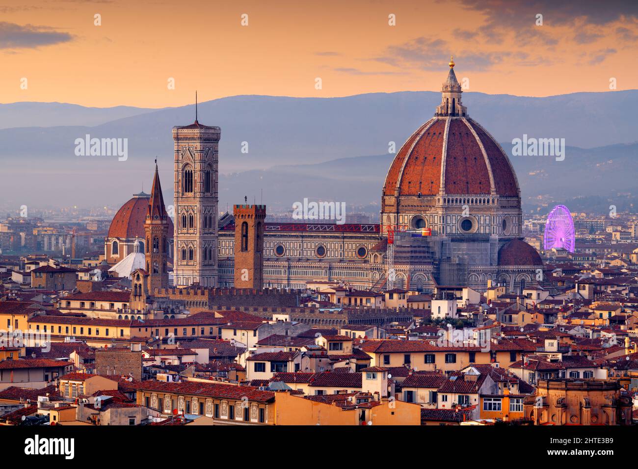 Firenze, Italia skyline con edifici simbolo al tramonto sul Duomo. Foto Stock