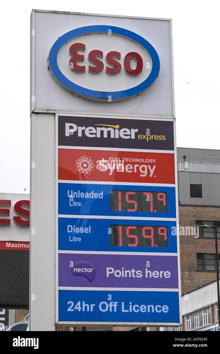 Birmingham, West Midlands, Regno Unito. 28th Febbraio, 2022. Questo distributore di benzina esso sulla testa di Holloway nel centro città di Birmingham sta caricando 157,9 pence per litro per senza piombo e 159,9 pence per litro per diesel il 28 febbraio 2022 mentre i rivenditori aumentano i loro prezzi della pompa a causa della guerra Ucraina con la Russia. I prezzi del petrolio hanno ribaltato oltre 100 dollari al barile quando la Russia ha iniziato la loro invasione. PIC by Credit: Katie Stewart/Alamy Live News Foto Stock