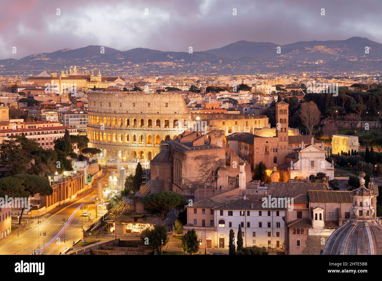 Roma, Italia vista verso il Colosseo con aree archeologiche al tramonto. Foto Stock