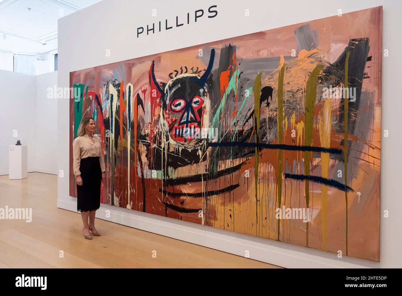 Londra, Regno Unito. 28 febbraio 2022. Cheyenne Westphal, presidente globale di Phillips, presenta “Untitled”, 1982, di Jean-Michel Basquiat (Est. $70m), dalla collezione di collezionisti e imprenditori giapponesi Yusaku Maezawa. La pittura larga 16 piedi condurrà la vendita serale di 20th Century & Contemporary Art il 18 maggio a New York. Credit: Stephen Chung / Alamy Live News Foto Stock