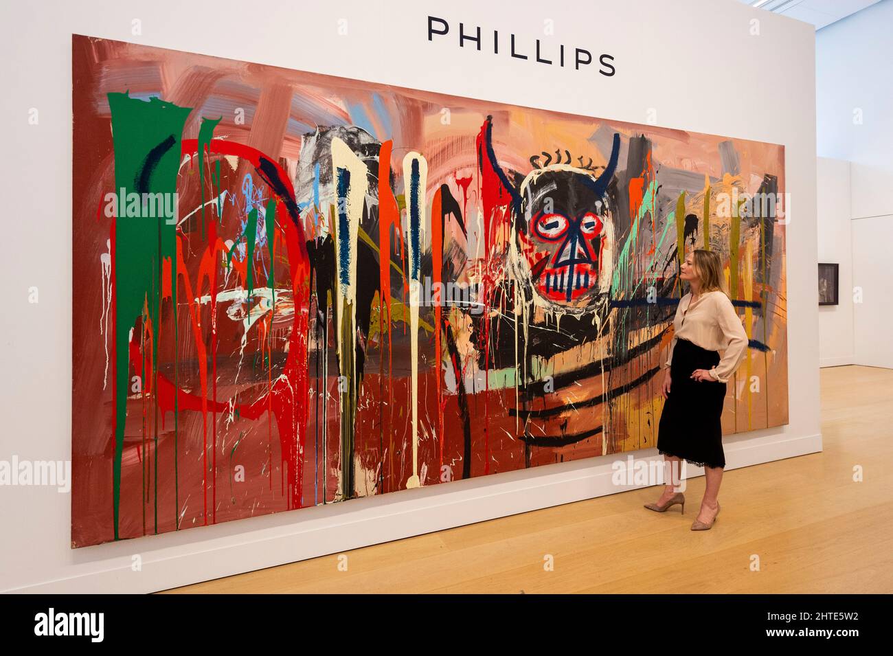 Londra, Regno Unito. 28 febbraio 2022. Cheyenne Westphal, presidente globale di Phillips, presenta “Untitled”, 1982, di Jean-Michel Basquiat (Est. $70m), dalla collezione di collezionisti e imprenditori giapponesi Yusaku Maezawa. La pittura larga 16 piedi condurrà la vendita serale di 20th Century & Contemporary Art il 18 maggio a New York. Credit: Stephen Chung / Alamy Live News Foto Stock