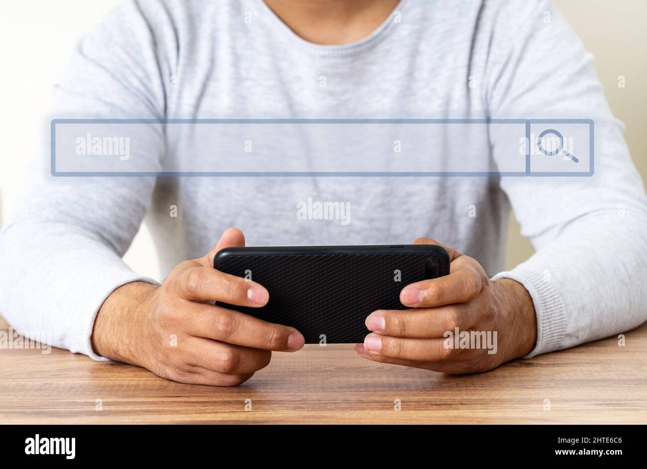 Primo piano di una mano utilizzando la penna per computer tablet per utilizzare il motore di ricerca. SEO concetto di gestione. Foto Stock