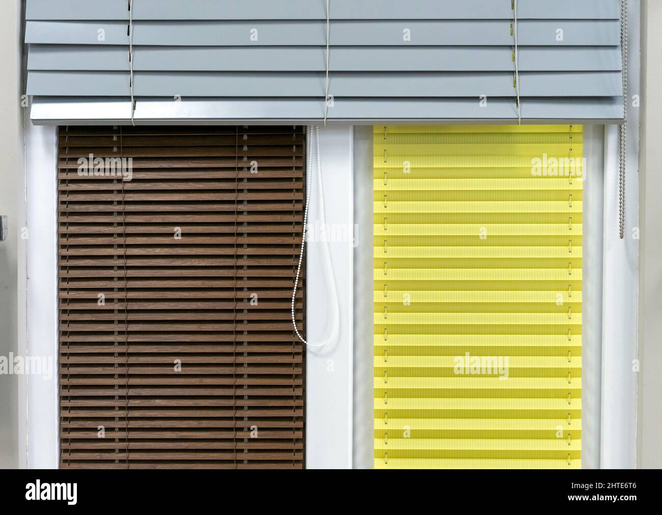 Campioni di tende in plastica, legno e carta presso la vetrina della mostra. Foto Stock