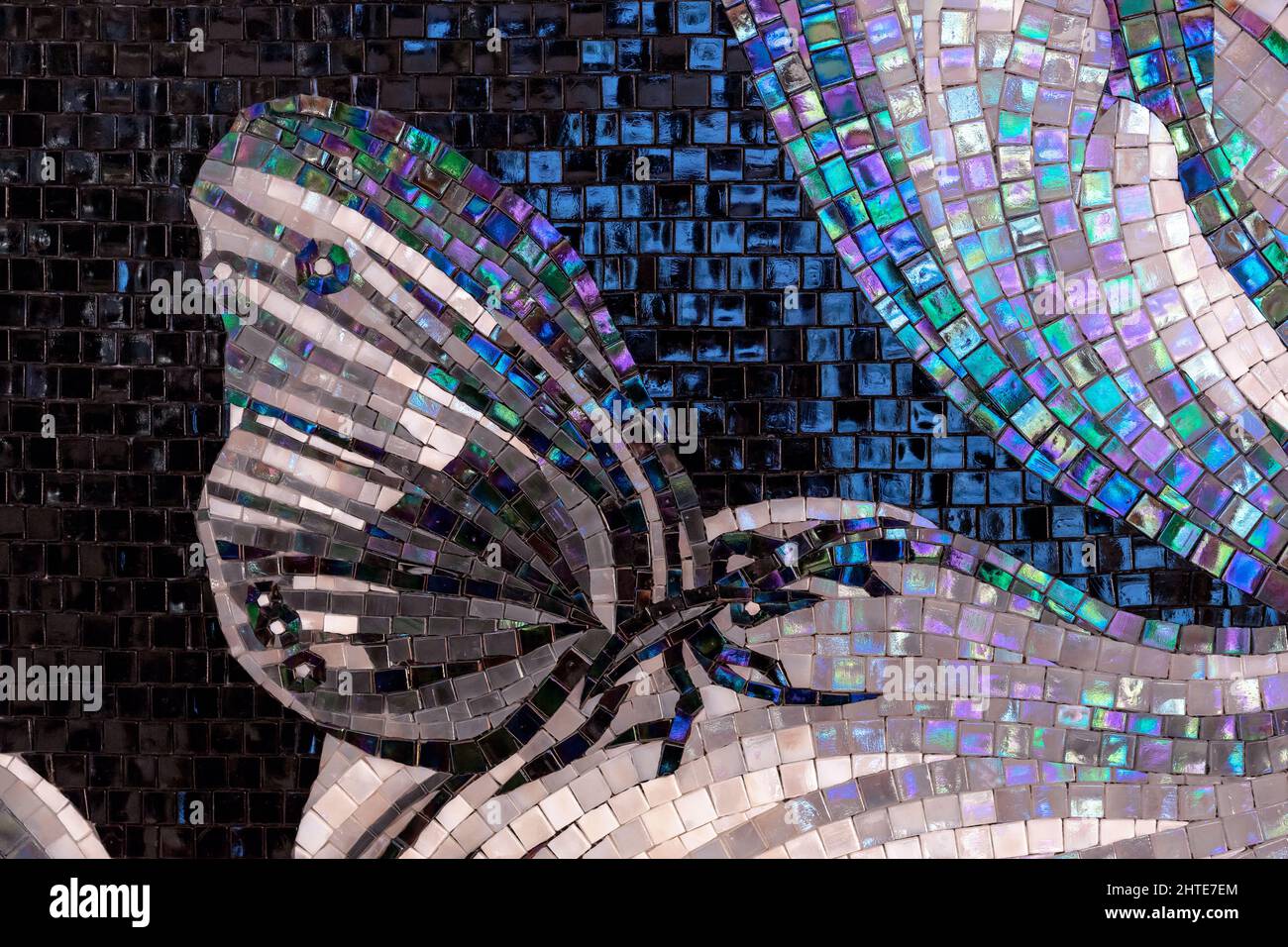 Farfalla rivestita con piastrelle di mosaico in ceramica madreperla. Foto Stock