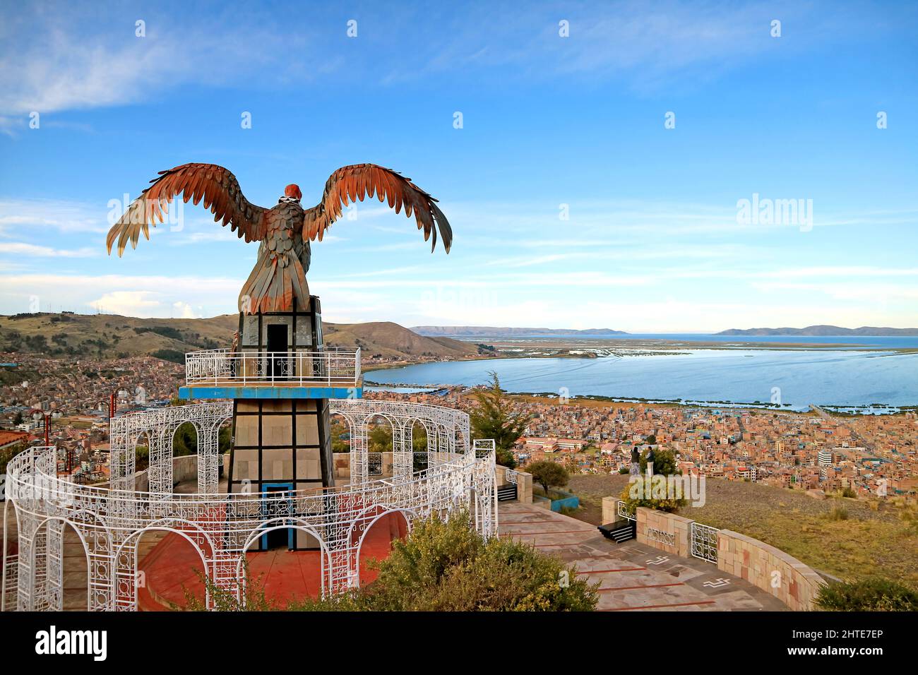 Vista aerea incredibile del lago Titicaca come visto dal punto di osservazione della collina di Condor o Mirador de Kuntur Wasi, Puno, Perù, Sud America Foto Stock