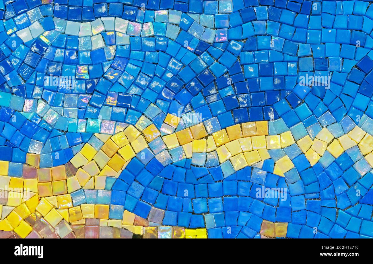 Tessere mosaico in ceramica con quadratini blu e giallo disposti in un  motivo caotico Foto stock - Alamy