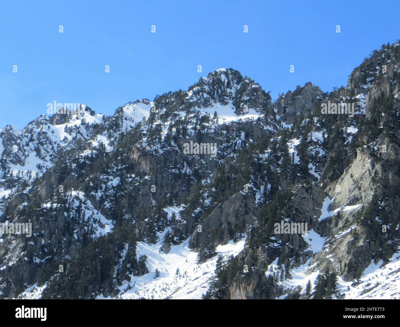Splendida vista sulle montagne innevate della catena della Valle di Gaube nei Pirenei francesi, Francia Foto Stock