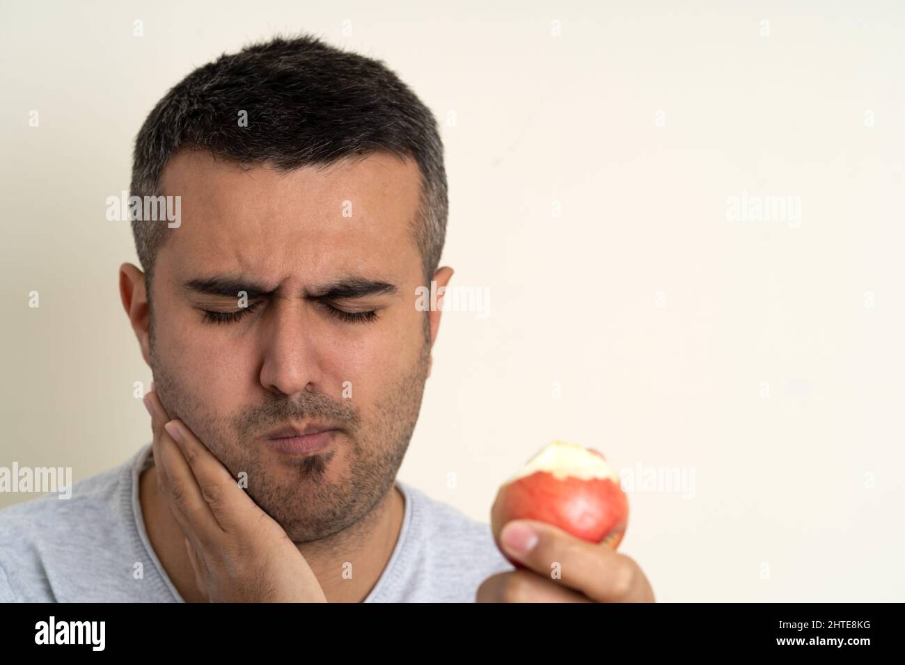 Foto ravvicinata dell'uomo con mal di denti o dolore ai denti. Concetto di cura orale o dentale. Foto Stock