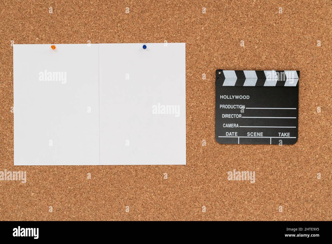 Cork sfondo scheda con un cinema clapboard e due carte bianche vuote Foto Stock
