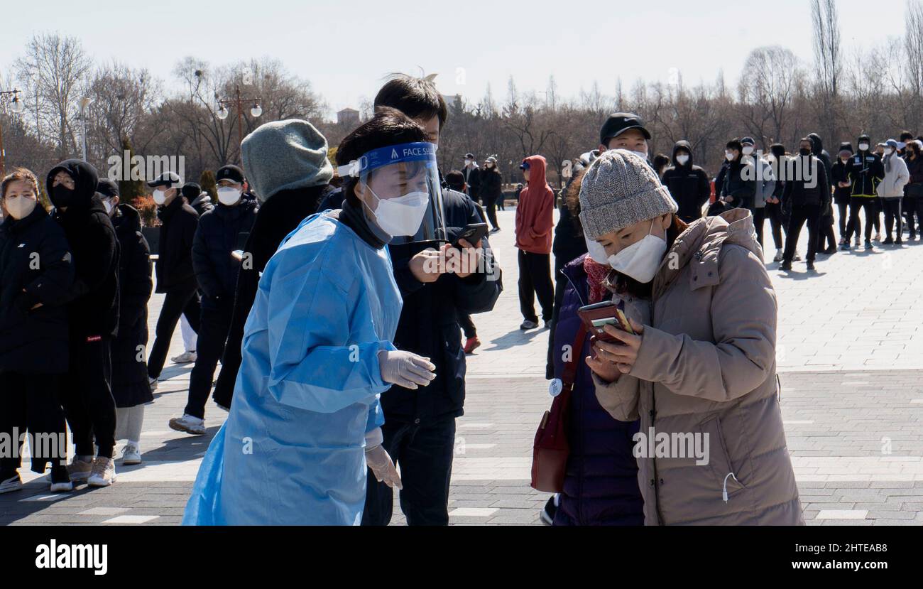 Seul, Corea del Sud. 27th Feb 2022. La popolazione sudcoreana attende i test COVID-19 in un sito di test improvvisato a Seoul, Corea del Sud, 27 febbraio 2022. La Corea del Sud ha segnalato 139.626 altri casi COVID-19 a partire dalla mezzanotte di domenica, aumentando il numero totale di infezioni a 3.134.456, le autorità sanitarie ha detto Lunedi. (Foto di Lee Young-ho/Sipa USA) Credit: Sipa USA/Alamy Live News Foto Stock