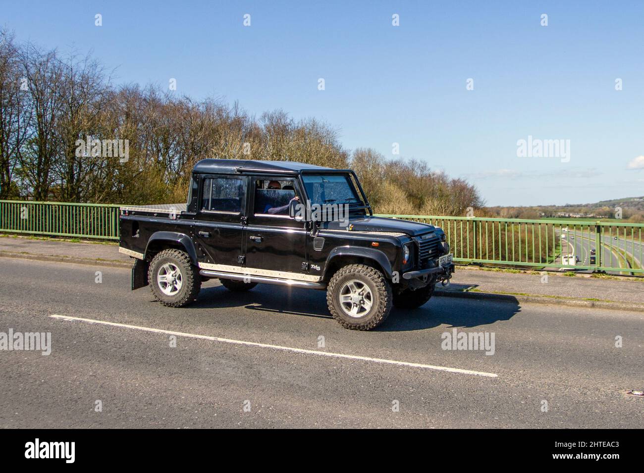 2002 nero Land Rover Defender TD5 Hard-top convertito pick-up 2495cc diesel 5 marce manuale Foto Stock