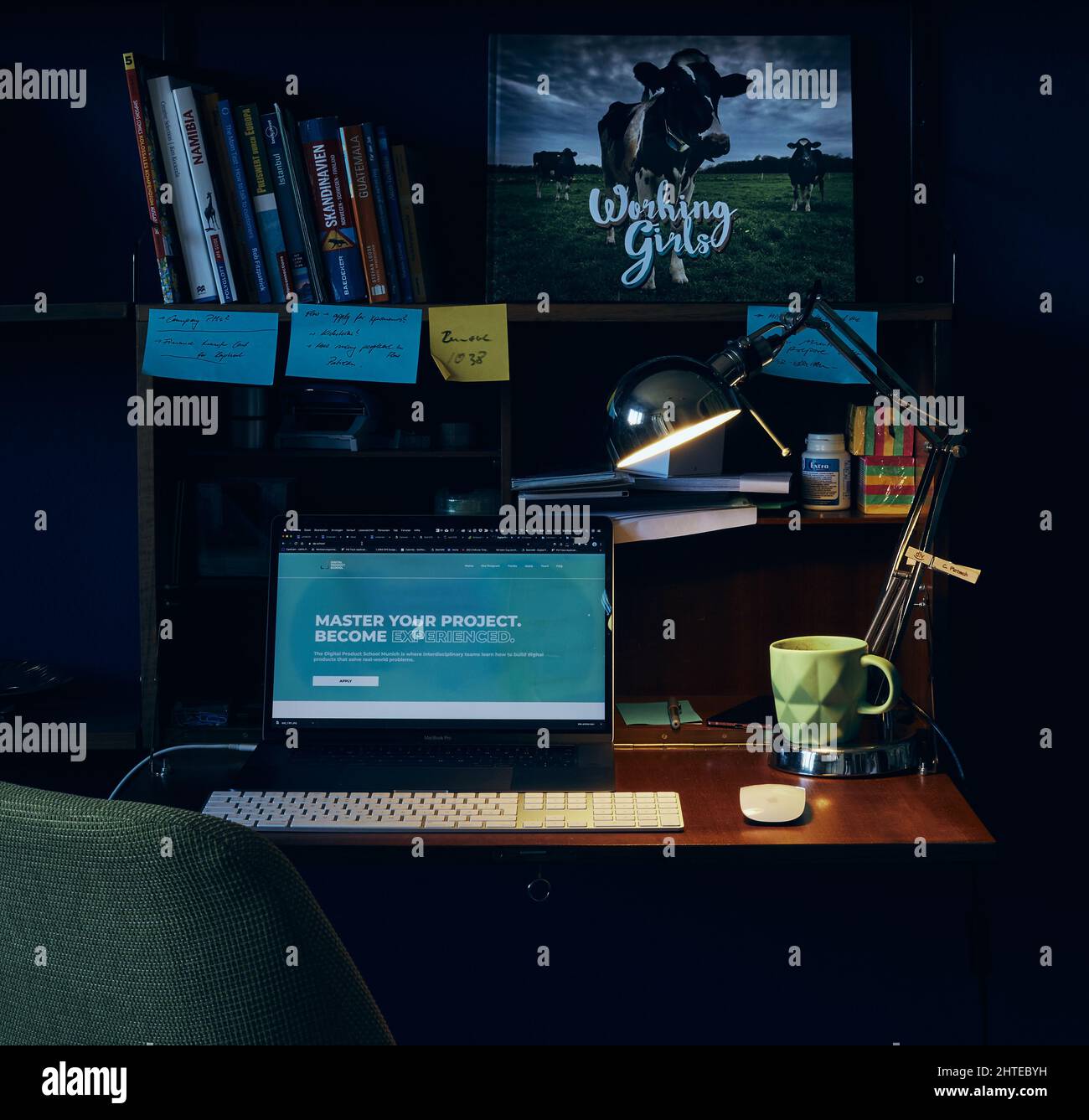 Ufficio posto su una scrivania con un computer e libri in vintage Foto Stock