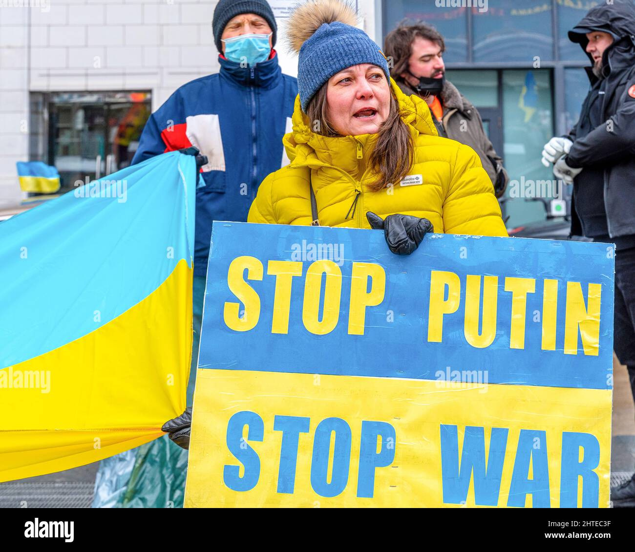 Toronto, Canada - 27 febbraio 2022: Una donna protesta urlando e tenendo un cartello con la scritta "Stop Putin, Stop War". Il raduno a sostegno dell'Ucraina e. Foto Stock