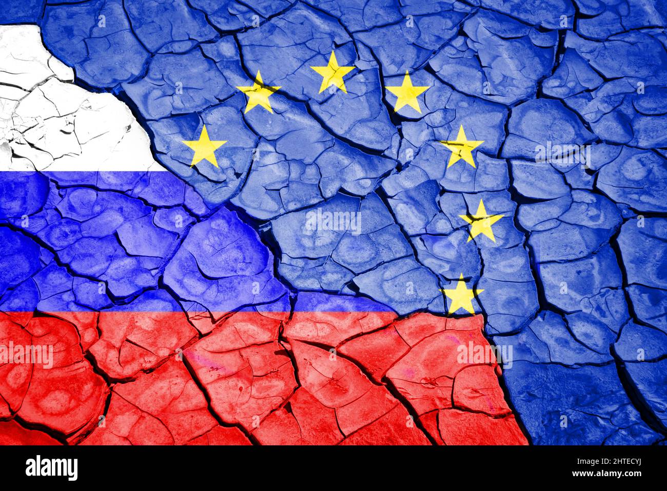 Bandiere russe ed europee su sfondo incrinato. Europa e Russia concetto di crisi durante la guerra Ucraina Foto Stock