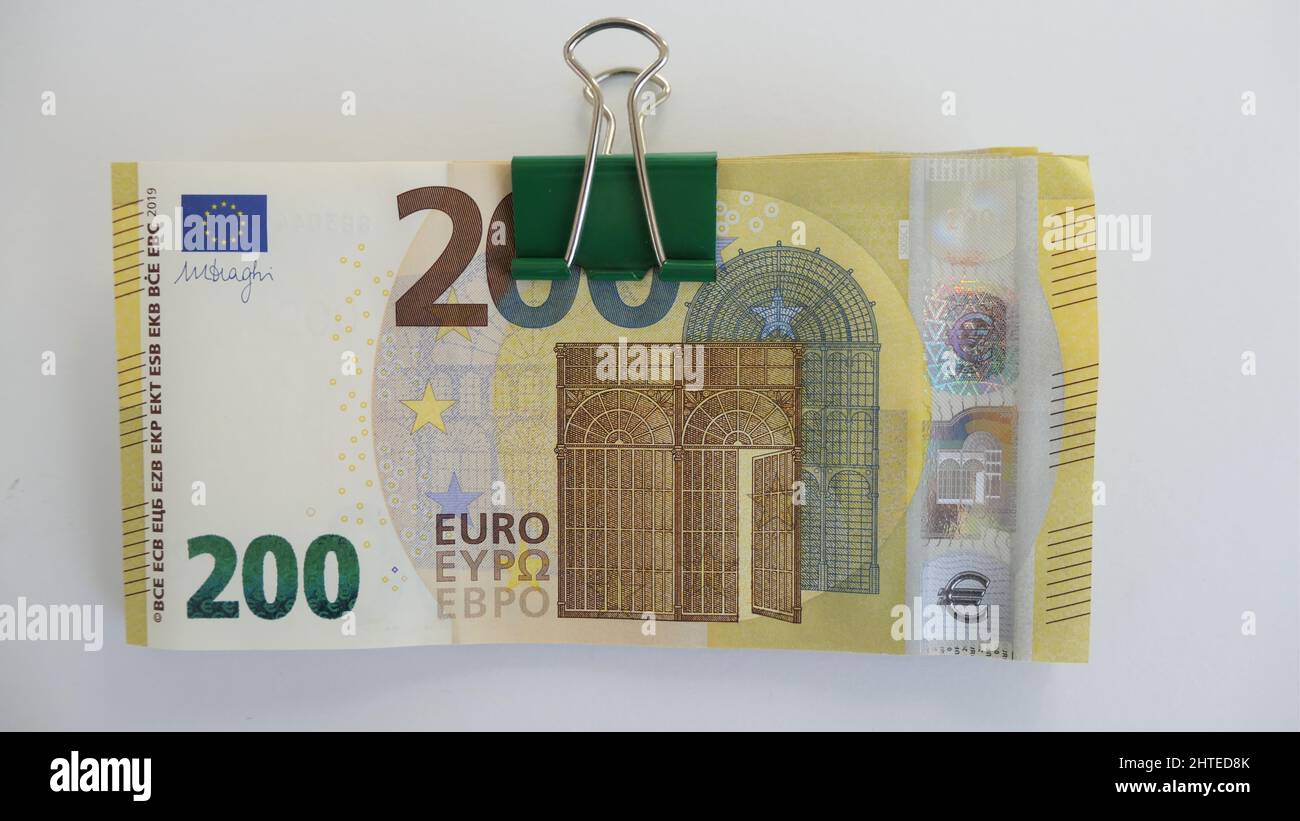 pila di 200 banconote da duecento euro con clip pieghevole a lettera - isolato Foto Stock